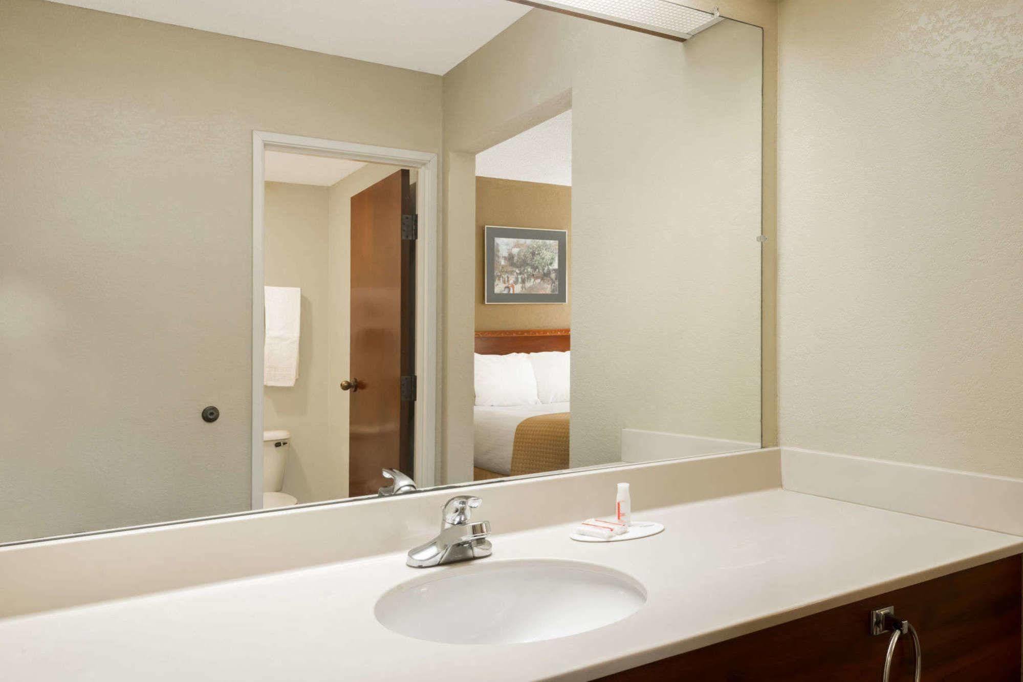 Days Inn By Wyndham Norton Esterno foto